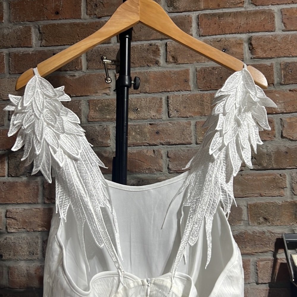Gorgeous ROMWE white dress with beautiful“angel wings“ stripes - Picture 7 of 16